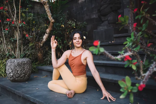 Giovane Donna Etnica Contenuto Comodo Usura Facendo Ardha Matsyendrasana Pose — Foto Stock