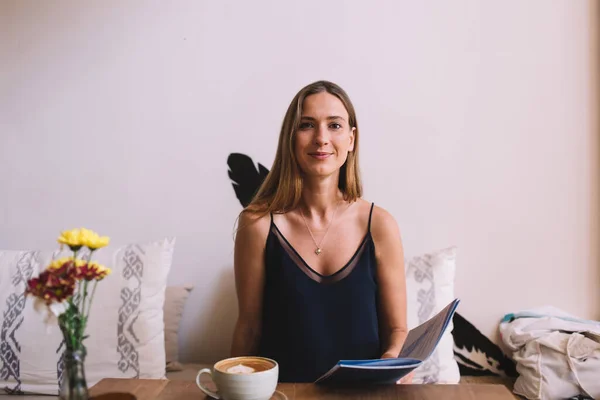 Conteúdo Feminino Roupas Casuais Ler Livro Beber Xícara Cappuccino Enquanto — Fotografia de Stock