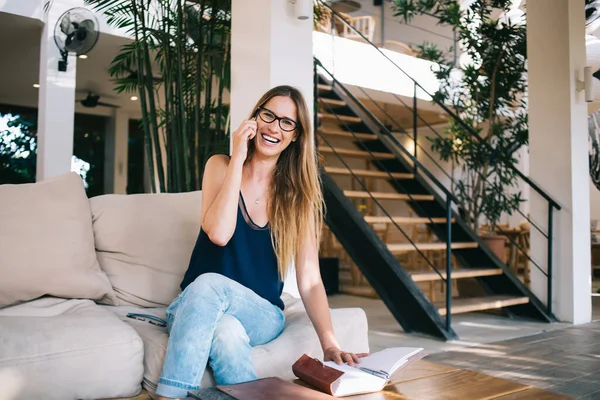 Pozitív Női Menedzser Alkalmi Ruhák Szemüveg Nevetés Telefonbeszélgetés Miközben Kényelmes — Stock Fotó