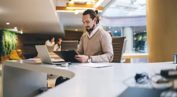 Smart Casual Αρσενικό Freelancer Γραπτώς Πληροφορίες Κάθεται Στην Επιφάνεια Εργασίας — Φωτογραφία Αρχείου