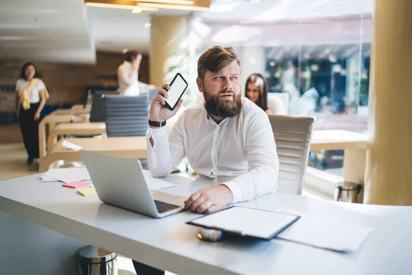 Empresario Masculino Serio Elegante Desgaste Sentado Mesa Con Ordenador Portátil — Foto de Stock