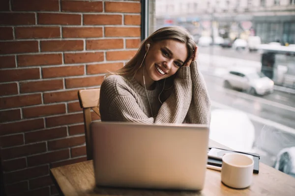 Portrait Happy Hipster Girl Modern Earphones Smiling Camera Enjoying Time — Stock Photo, Image