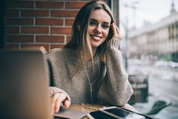 Joven Mujer Feliz Con Pelo Largo Rubio Suéter Punto Utilizando —  Fotos de Stock