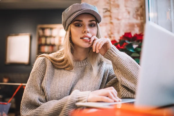 Retrato Mujer Freelancer Calificada Gorra Moda Sentada Mesa Con Portátil —  Fotos de Stock