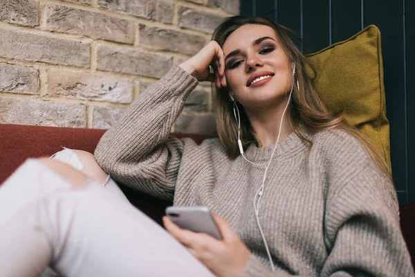 Retrato Chica Hipster Alegre Auriculares Con Tecnología Teléfonos Inteligentes Para —  Fotos de Stock