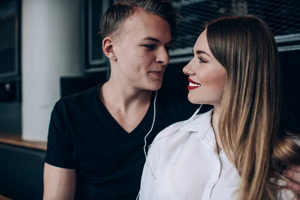 Vrolijk Casual Gekleed Jong Paar Glimlachen Terwijl Genieten Van Muziek — Stockfoto