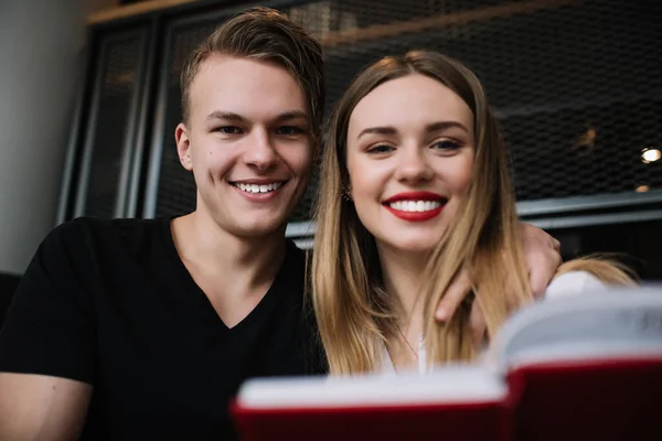 Bajo Ángulo Pareja Joven Positiva Con Pelo Rubio Libro Lectura —  Fotos de Stock