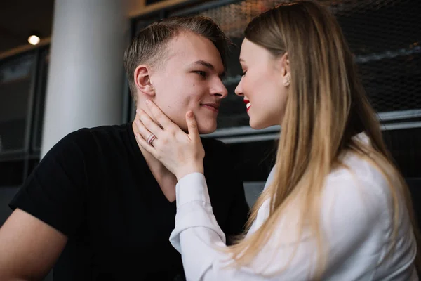 Zijaanzicht Van Jonge Man Vrouw Voor Bereiden Elkaar Kussen Terwijl — Stockfoto