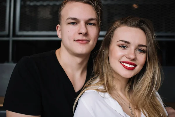 Optimistische Trendy Vrouw Met Rode Lippen Knappe Man Die Met — Stockfoto