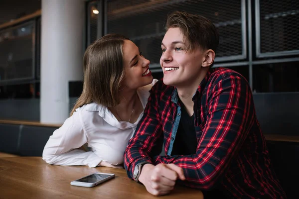 Uomini Donne Positivi Che Indossano Abiti Casual Sorridenti Mentre Sono — Foto Stock