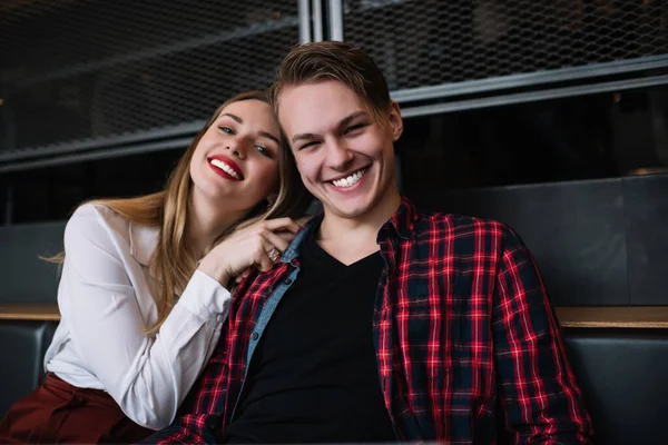 Allegro Uomo Donna Abiti Casual Sorridenti Alla Fotocamera Mentre Riposano — Foto Stock