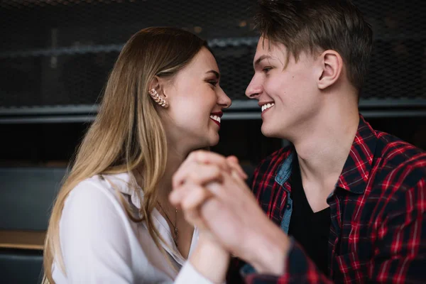 Tenero Uomo Donna Che Ridono Guardano Mentre Siedono Moderno Caffè — Foto Stock