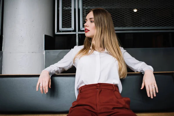 Pensive Elegant Ung Kvinna Trendig Outfit Sitter Bekväm Lädersoffa Modern — Stockfoto