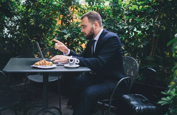 Homem Formal Concentrado Terno Preto Conversando Line Laptop Gesticulando Com — Fotografia de Stock