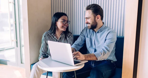 Pleasant Multi Etnische Volwassen Zakenmensen Interactie Met Laptop Offic — Stockfoto