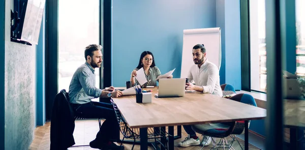 Jóvenes Hombres Mujeres Emprendedores Sentados Escritorio Con Laptop Documentos Mientras — Foto de Stock