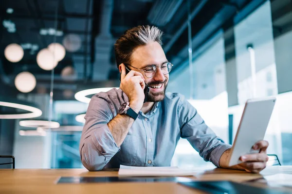 Feliz Hombre Exitoso Con Camisa Formal Anteojos Hablando Teléfono Inteligente —  Fotos de Stock