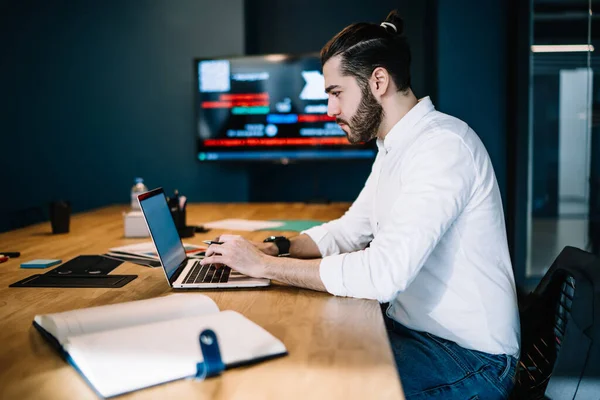 Seitenansicht Des Fokussierten Erfolgreichen Geschäftsmannes Mit Bart Der Internet Surft — Stockfoto