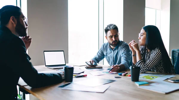 Allvarligt Koncentrerade Affärsmän Analysera Resultat Och Diskutera Investeringar Medan Sitter — Stockfoto