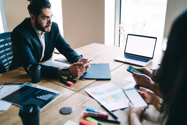 Colega Masculino Sentado Mesa Con Documentos Computadora Portátil Teniendo Reunión — Foto de Stock