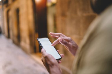 Gündüz vakti bulanık arka planda sokakta yürürken akıllı telefonları ve mesajları karıştıran isimsiz kişilerin arka plan görüntüsü