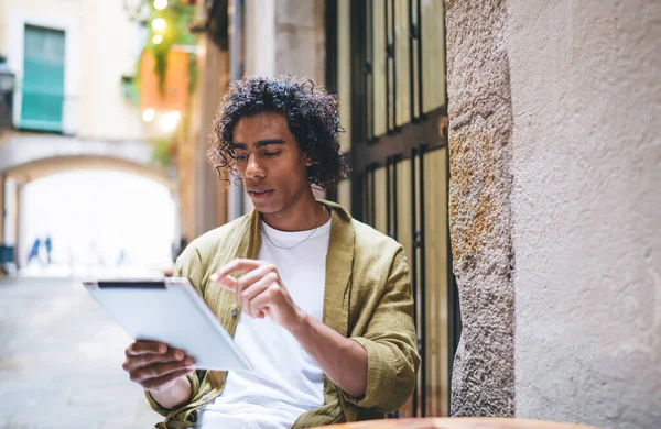 Estudiante Masculino Étnico Joven Serio Lectura Casual Del Desgaste Uso — Foto de Stock