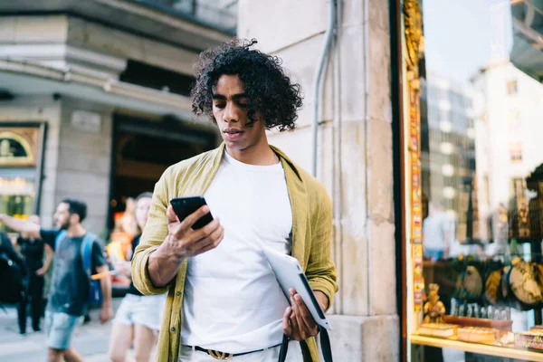 Koncentrerad Ung Etnisk Shoppare Hane Trendig Outfit Läsa Post Mobiltelefon — Stockfoto