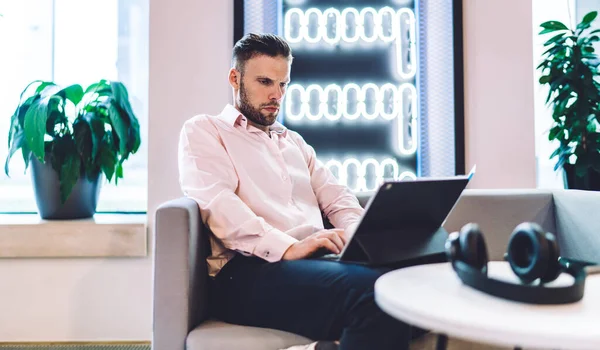 Gericht Zakenman Met Baard Typen Bericht Tablet Computer Tijdens Het — Stockfoto