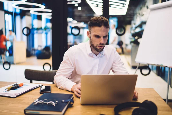 Konsentrert Forvirret Voksen Ansatt Formell Skjorte Som Ser Nettverksskjerm Mens – stockfoto