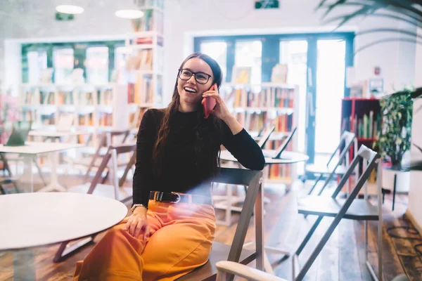 Happy Caucasian Vrouw Klassieke Bril Voor Oogbescherming Lachen Tijdens Vriendelijke — Stockfoto