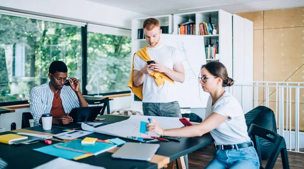 Enfocado Inteligente Diversos Compañeros Trabajo Jóvenes Ropa Casual Navegación Smartphone — Foto de Stock