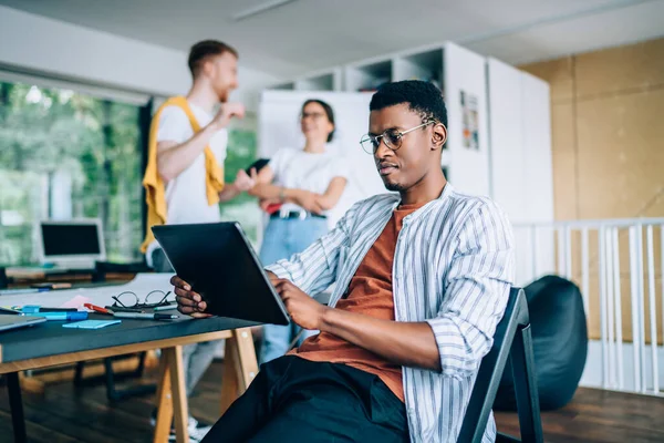 Sério Afro Americano Espectacular Homem Roupas Casuais Surf Tablet Universidade — Fotografia de Stock