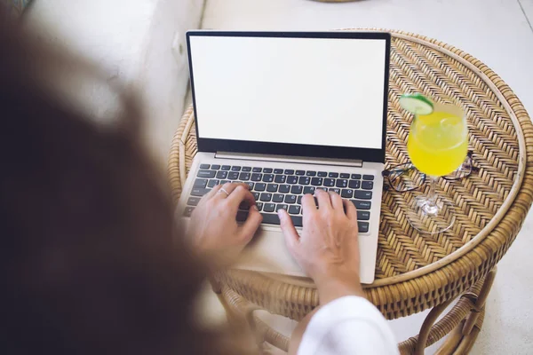 Tanaman Dari Atas Wanita Menggunakan Laptop Dengan Layar Kosong Sambil — Stok Foto