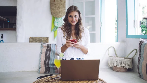 Mujer Alegre Ropa Casual Navegando Teléfono Inteligente Sentado Sofá Por —  Fotos de Stock