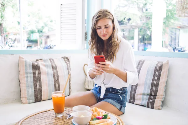 Relaxed Woman Casual Outfit Browsing Smartphone While Sitting Table Fresh — Stock Photo, Image