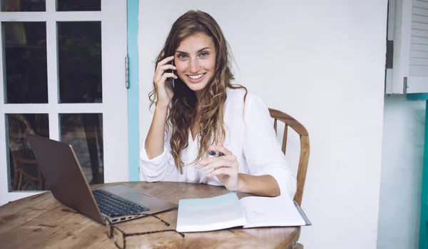 Joven Empresaria Sonriente Ropa Blanca Suelta Que Trabaja Escritorio Madera — Foto de Stock