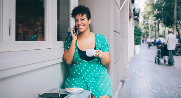 Sorrindo Senhora Étnica Brilhante Uso Casual Usando Celular Falando Com — Fotografia de Stock