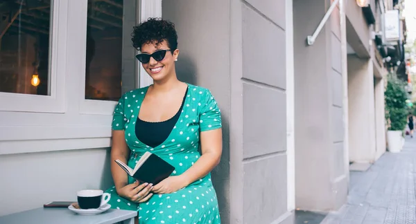 Mujer Alegre Entusiasta Gafas Sol Vestido Verano Verde Leyendo Mesa —  Fotos de Stock