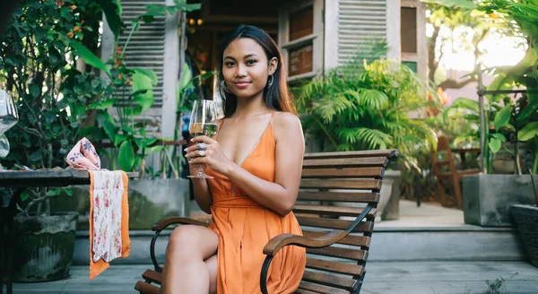 Mulher Étnica Jovem Positivo Vestido Elegante Beber Copo Vinho Branco — Fotografia de Stock