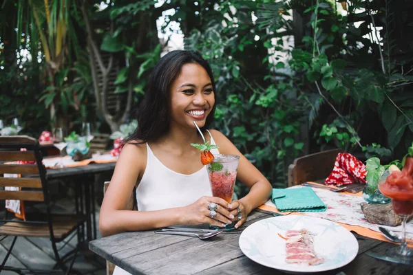 Mujer Joven Feliz Ropa Casual Sonriendo Mirando Hacia Otro Lado —  Fotos de Stock