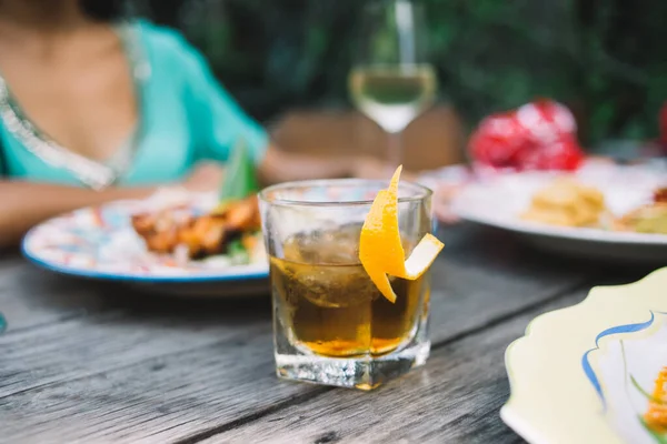 Ποτό Κρύο Αλκοόλ Διακοσμημένο Φλούδα Πορτοκαλιού Και Τοποθετημένο Ξύλινο Τραπέζι — Φωτογραφία Αρχείου