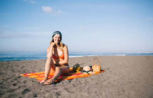 日焼けのための晴れた日の間に海岸で休んで陽気な白人女性の肖像 熱帯の島で楽園のレクリエーションのための航海休暇を楽しんでココナッツフルーツと幸せな女性観光客 — ストック写真