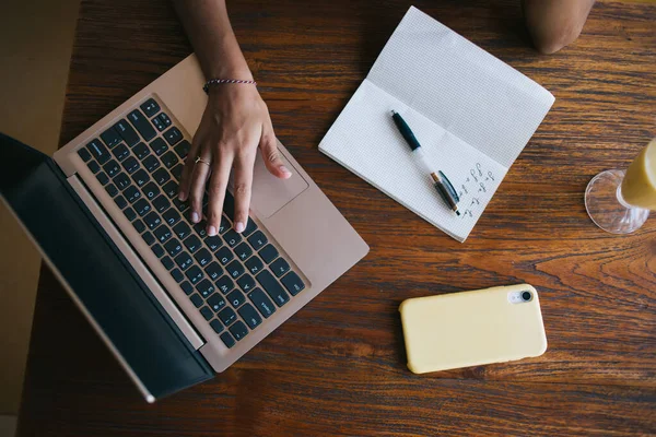 Κάτοψη Της Εξειδικευμένης Γυναίκας Freelancer Χρησιμοποιώντας Σύγχρονη Συσκευή Laptop Για — Φωτογραφία Αρχείου