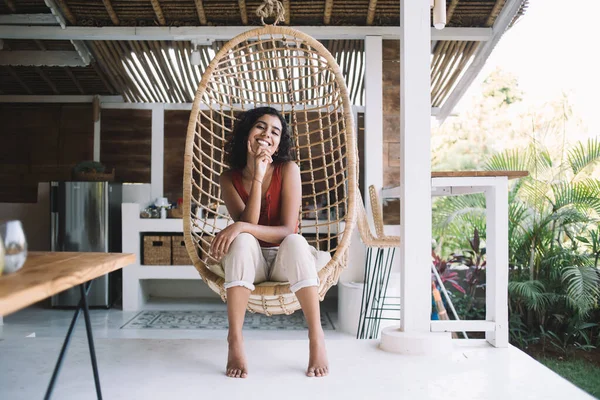 Retrato Mulher Alegre Roupas Casuais Sorrindo Para Câmera Durante Descanso — Fotografia de Stock