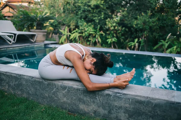 Rustige Flexibele Vrouw Actieve Kleding Die Ontspanning Inspiratie Bereikt Tijdens — Stockfoto