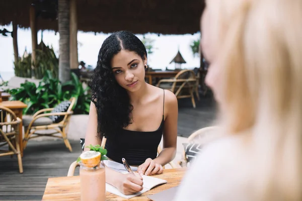 Portrait Serious Brunette Female Journalist Noting Information Notepad Interviewing Woman — Stock Photo, Image