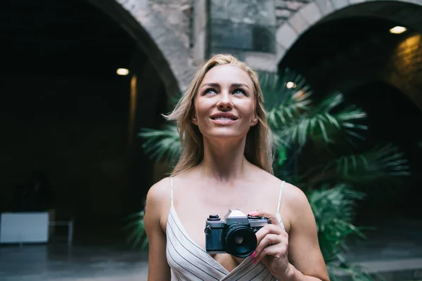 Mujer Caucásica Con Equipo Tecnología Retro Mano Mirando Hacia Arriba — Foto de Stock