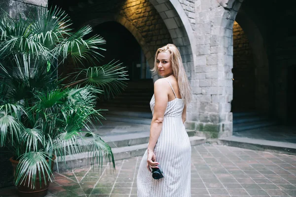 Portrait Demi Longueur Une Femme Séduisante Avec Technologie Rétro Main — Photo