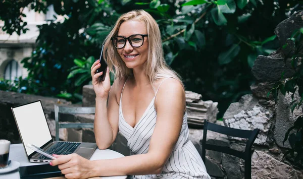 Retrato Usuario Femenina Alegre Gafas Ópticas Que Trabajan Forma Remota —  Fotos de Stock