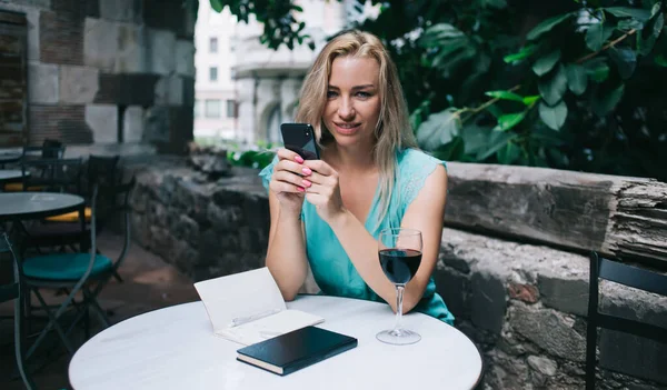Portrait Pretty Female Writer Modern Smartphone Gadget Hand Enjoying Weekend — Stock Photo, Image